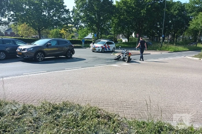 Motorrijder gewond bij botsing met auto op kruising