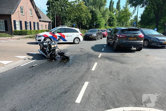Motorrijder gewond bij botsing met auto op kruising