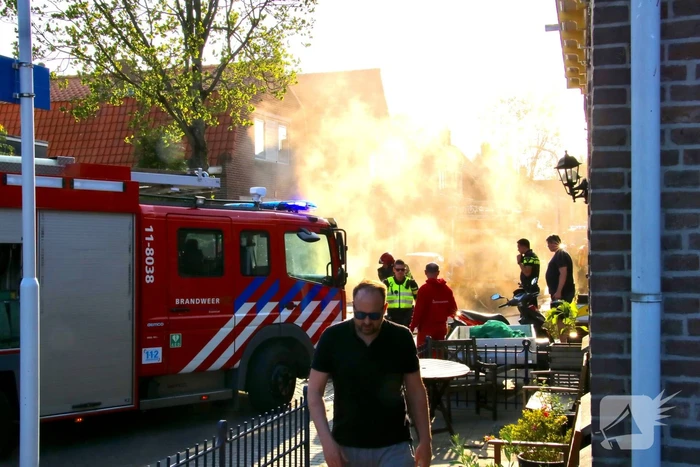 Brandweer forceert deur voor woningbrand