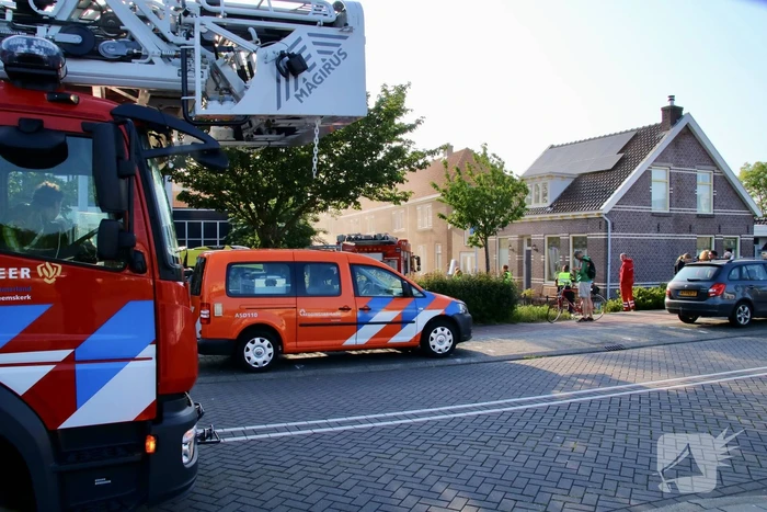 Brandweer forceert deur voor woningbrand