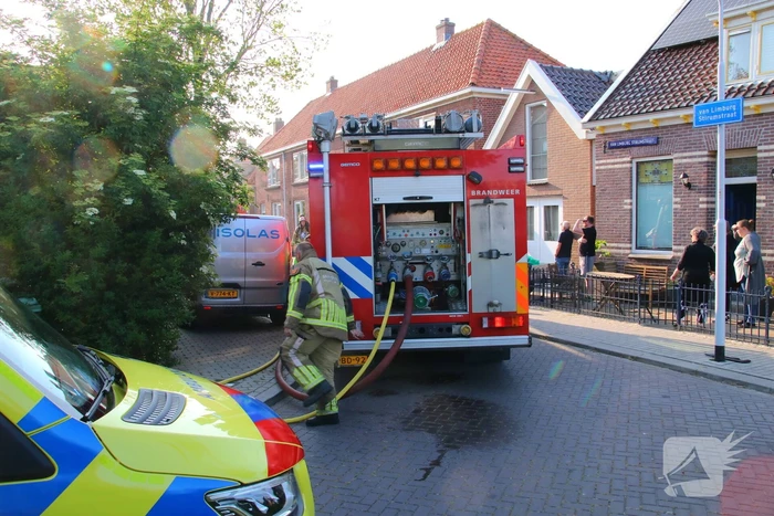Brandweer forceert deur voor woningbrand