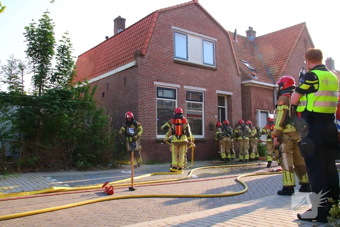 Brandweer forceert deur voor woningbrand