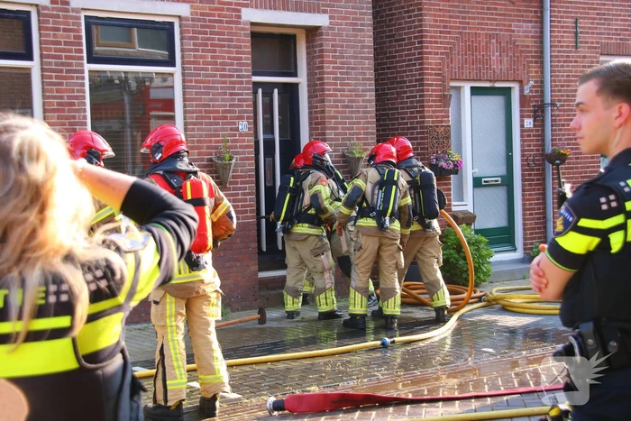 Brandweer forceert deur voor woningbrand