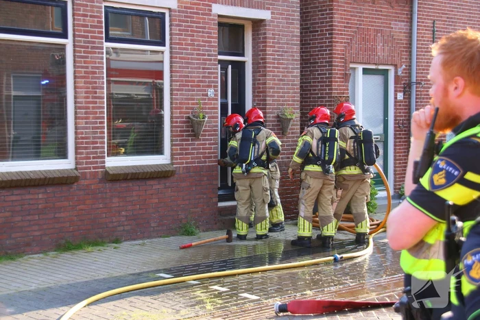 Brandweer forceert deur voor woningbrand