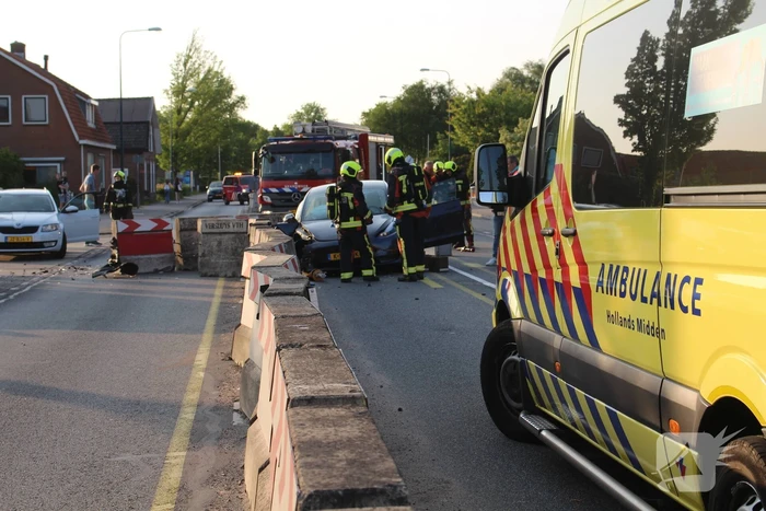 Ravage nadat auto op betonnen afzetting klapt