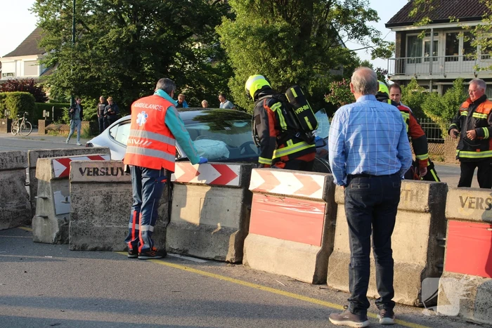 Ravage nadat auto op betonnen afzetting klapt