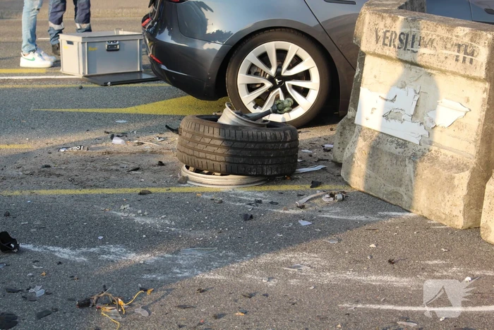 Ravage nadat auto op betonnen afzetting klapt