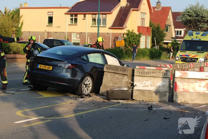 Ravage nadat auto op betonnen afzetting klapt