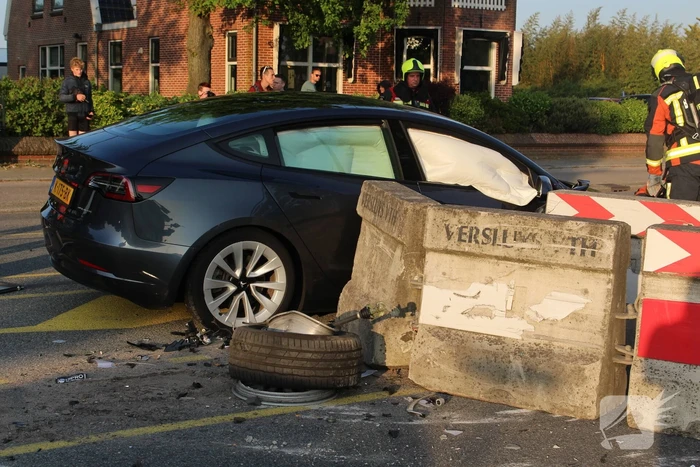 Ravage nadat auto op betonnen afzetting klapt