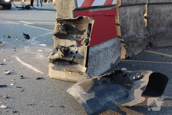 Ravage nadat auto op betonnen afzetting klapt