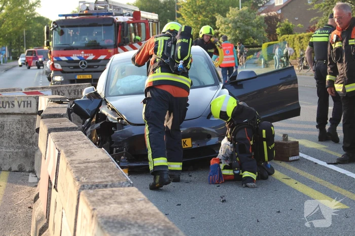 Ravage nadat auto op betonnen afzetting klapt