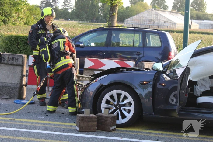Ravage nadat auto op betonnen afzetting klapt
