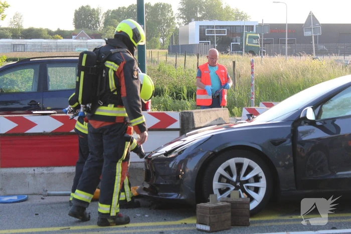 Ravage nadat auto op betonnen afzetting klapt