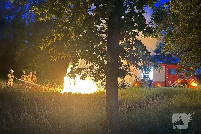 Brandweer blust brandende dixi