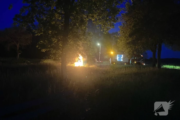 Brandweer blust brandende dixi