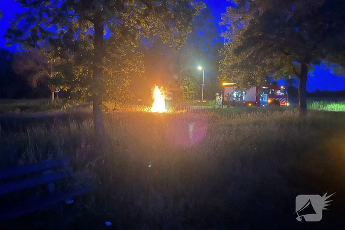 Brandweer blust brandende dixi