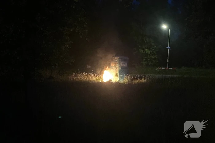 Brandweer blust brandende dixi