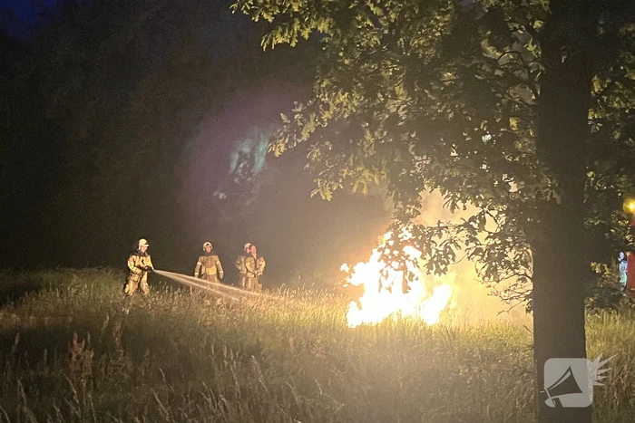 Brandweer blust brandende dixi
