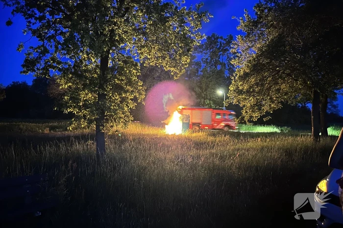 Brandweer blust brandende dixi