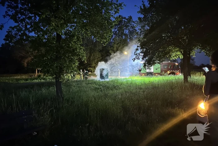 Brandweer blust brandende dixi