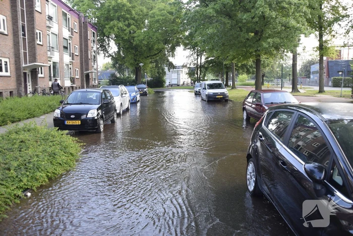Wederom straat onder water door leidingbreuk