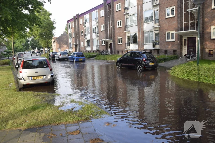Wederom straat onder water door leidingbreuk