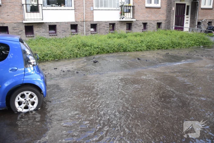 Wederom straat onder water door leidingbreuk