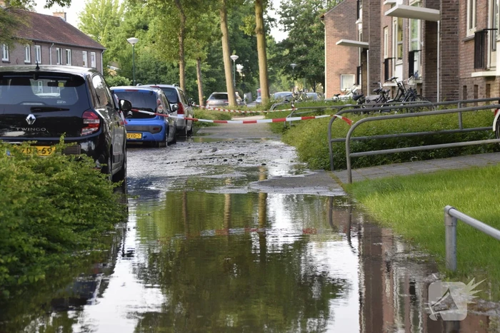 Wederom straat onder water door leidingbreuk