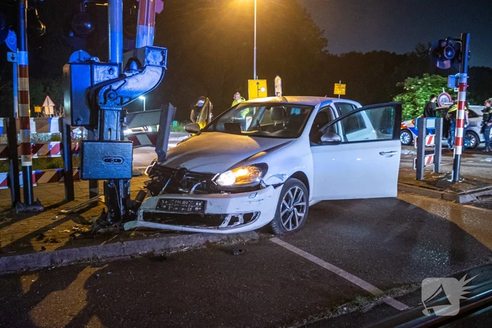 Automobilist crasht bij spoorwegovergang