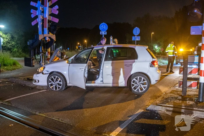 Automobilist crasht bij spoorwegovergang