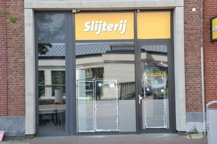 Winkelruiten vernield bij inbraak in supermarkt