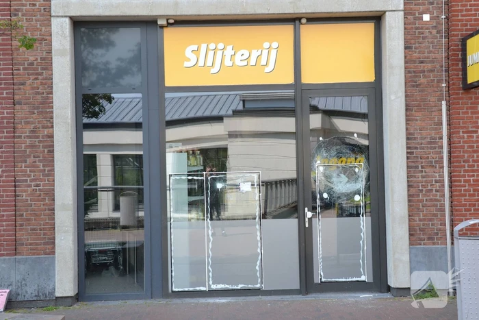 Winkelruiten vernield bij inbraak in supermarkt