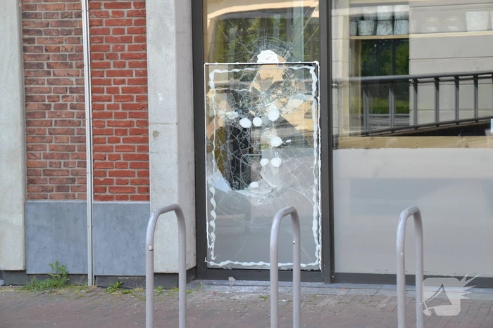 Winkelruiten vernield bij inbraak in supermarkt