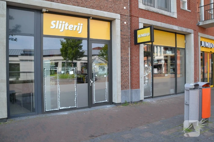 Winkelruiten vernield bij inbraak in supermarkt