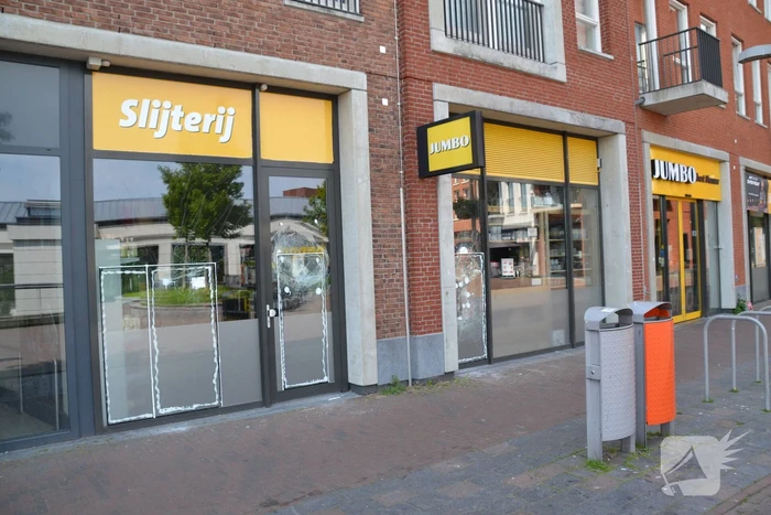 Winkelruiten vernield bij inbraak in supermarkt
