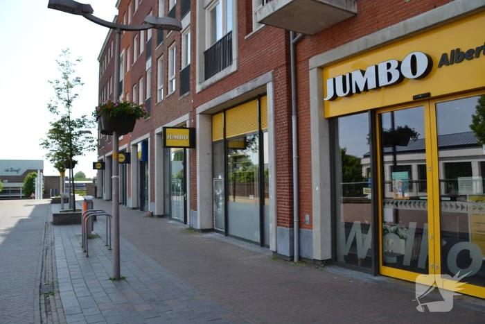 Winkelruiten vernield bij inbraak in supermarkt
