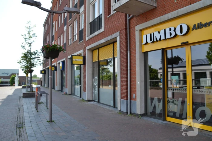 Winkelruiten vernield bij inbraak in supermarkt