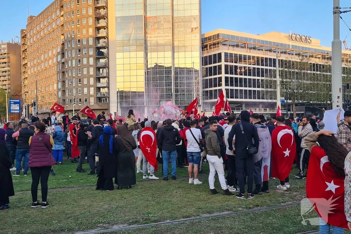 Mensen massaal de straat op na winst Erdogan
