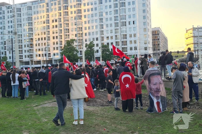 Mensen massaal de straat op na winst Erdogan