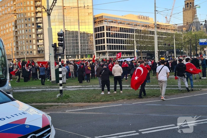 Mensen massaal de straat op na winst Erdogan