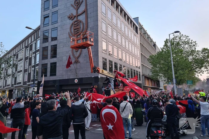 Mensen massaal de straat op na winst Erdogan
