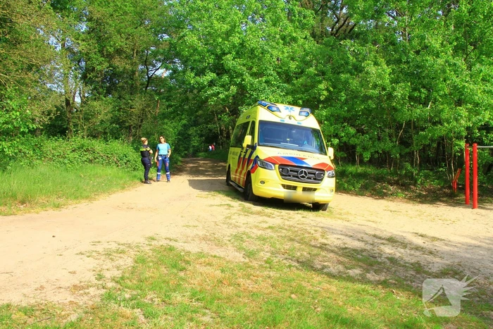 Vastzittende ambulance losgetrokken door brandweer
