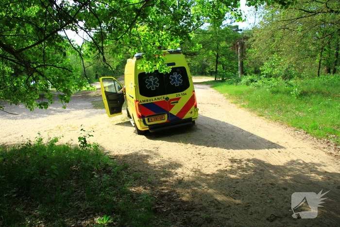 Vastzittende ambulance losgetrokken door brandweer