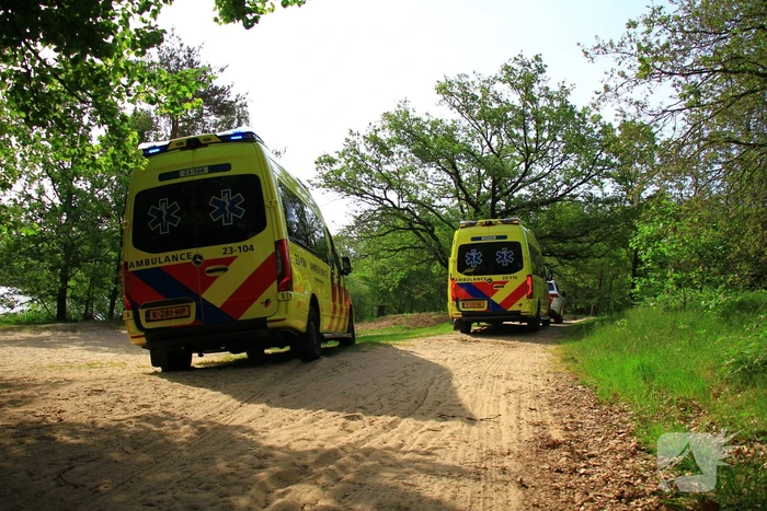 Vastzittende ambulance losgetrokken door brandweer