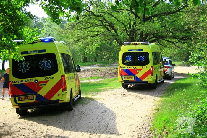 Vastzittende ambulance losgetrokken door brandweer