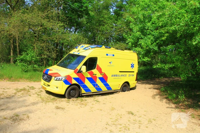 Vastzittende ambulance losgetrokken door brandweer