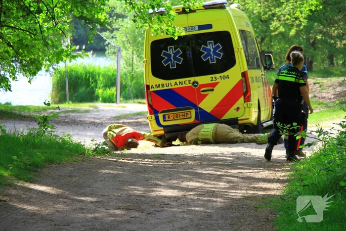 Vastzittende ambulance losgetrokken door brandweer
