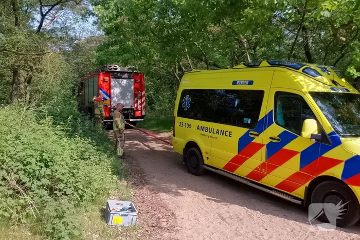 Vastzittende ambulance losgetrokken door brandweer