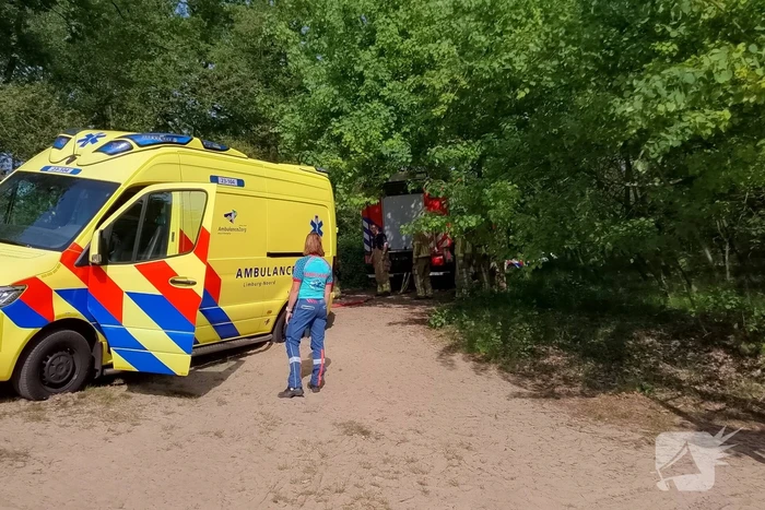 Vastzittende ambulance losgetrokken door brandweer