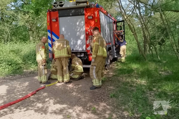 Vastzittende ambulance losgetrokken door brandweer